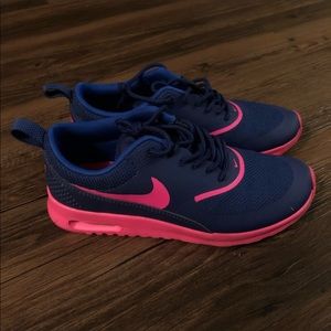 Women’s size 6 Nike Thea